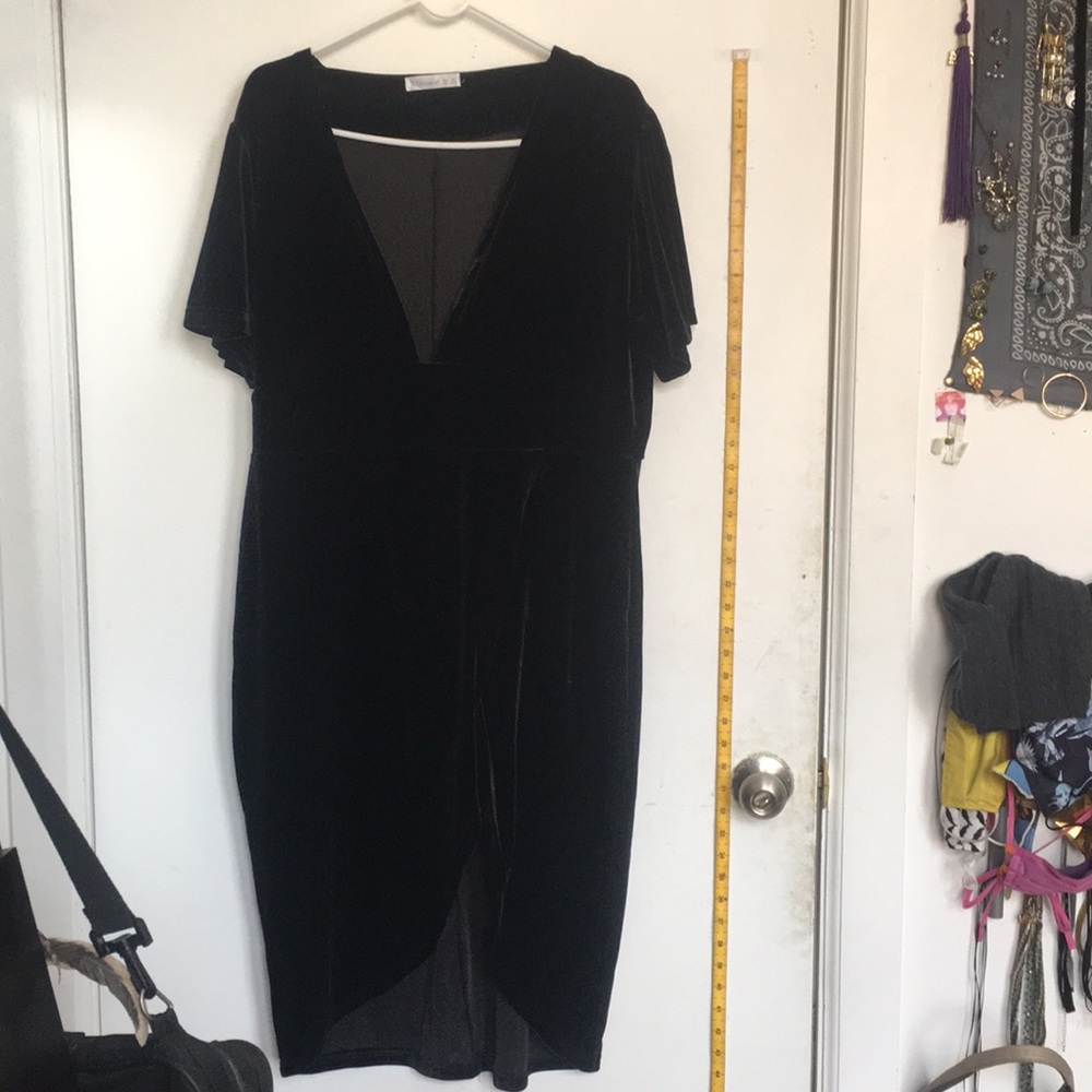 🧚🏼‍♂️ 3 FOR 30 🧠 Velvet dress, tulip slit skirt